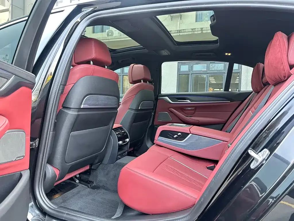 BMW 5 Series 2024 из CN, фото 2