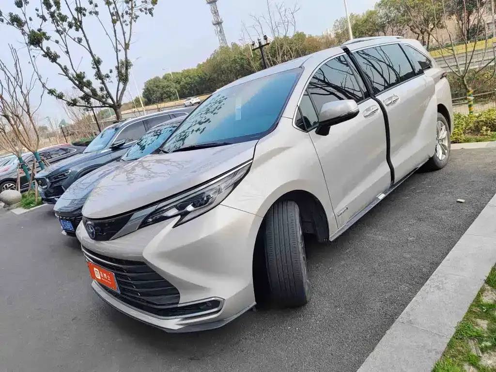 Toyota Sienna — фото 1