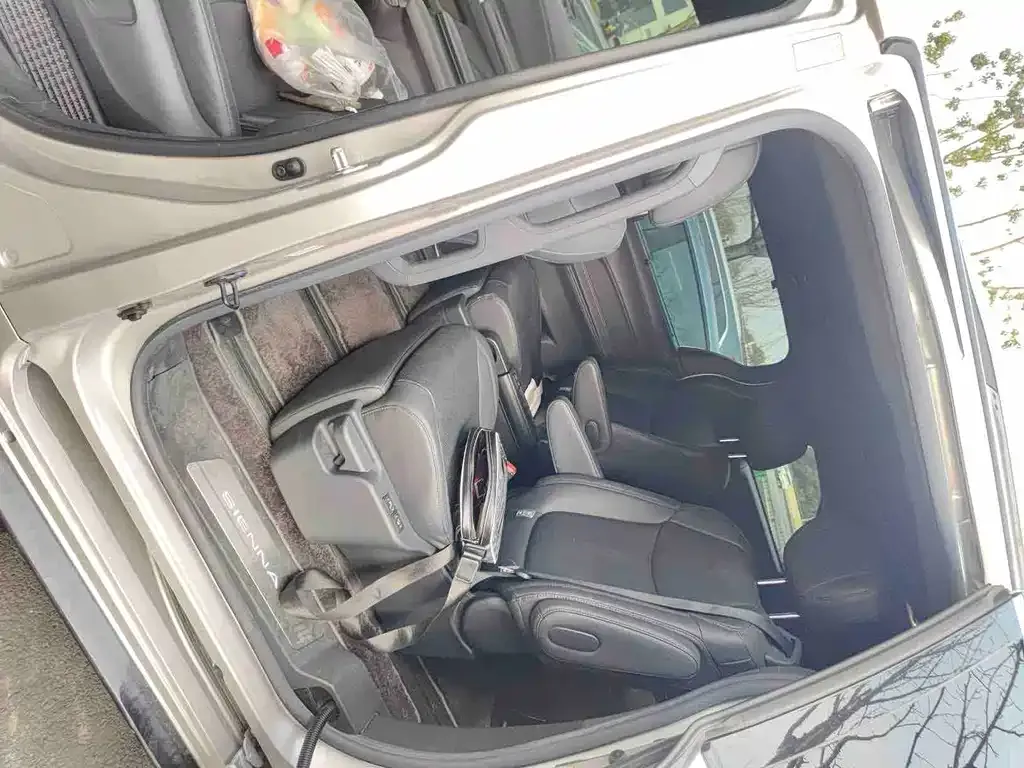 Toyota Sienna — фото 4