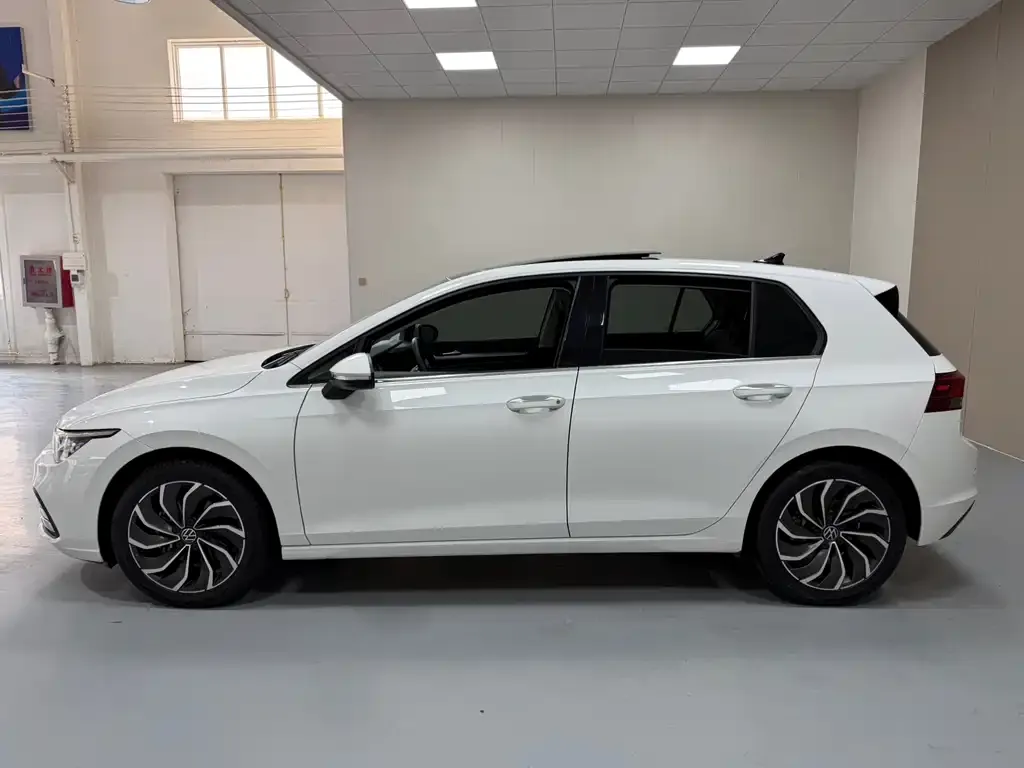 Volkswagen Golf 2023 из CN, фото 2