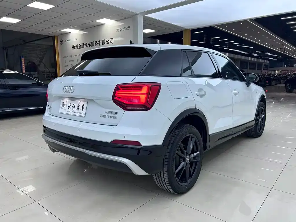 Audi Q2L — фото 10