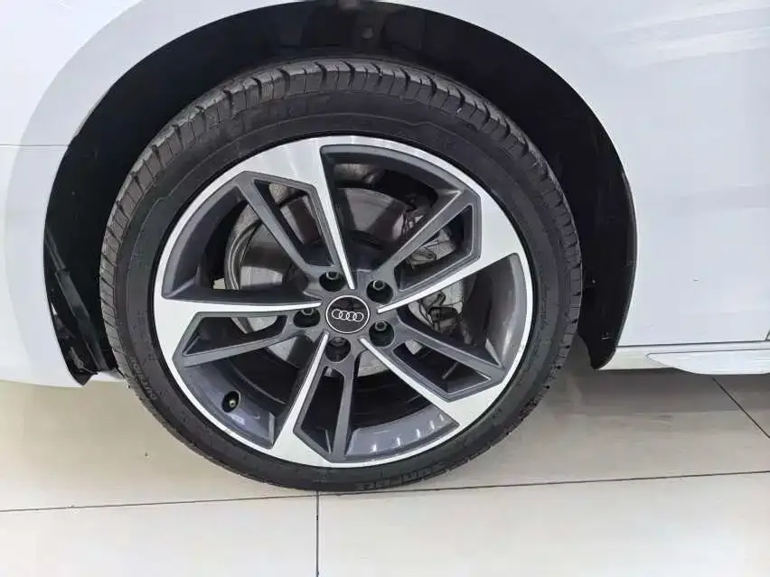 Audi A4L 2024 из CN, фото 3