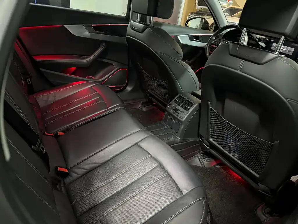 Audi A4L 2023 из CN, фото 4