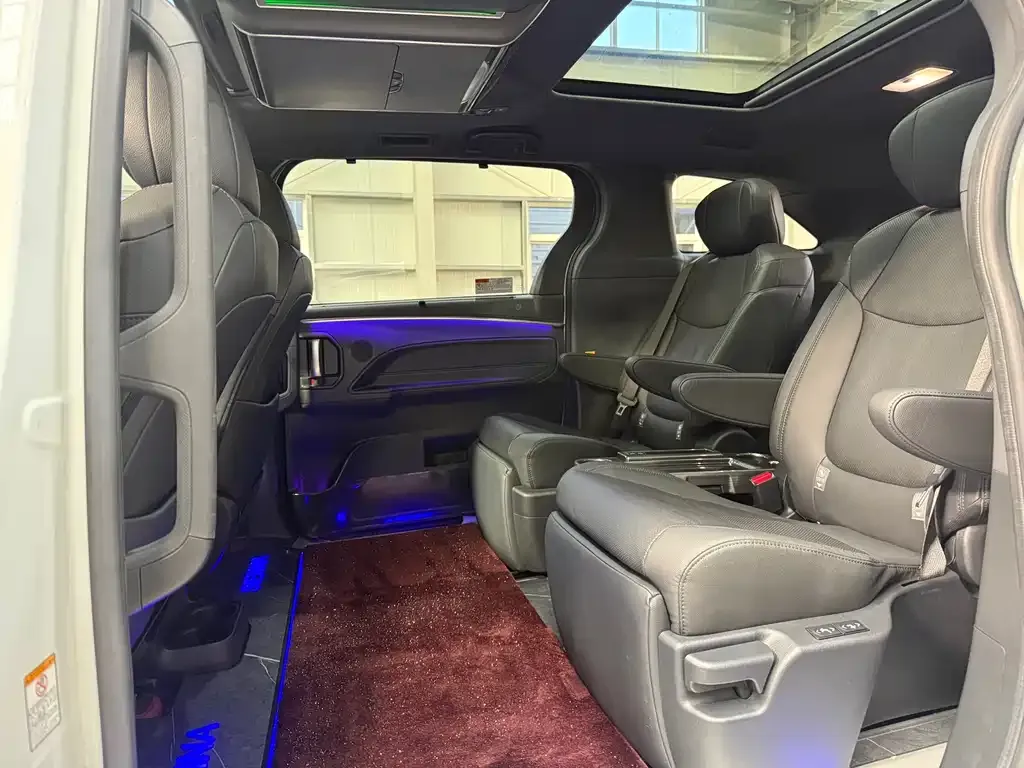 Toyota Sienna 2022 из CN, фото 2