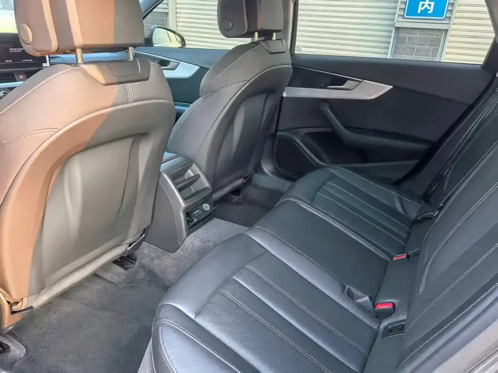 Audi A4L 2023 из CN, фото 2