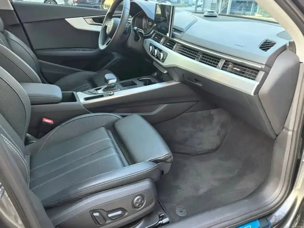 Audi A4L 2023 из CN, фото 3