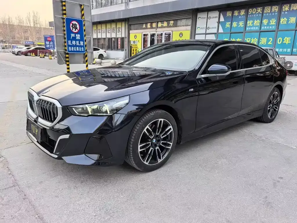BMW 5 Series — фото 1