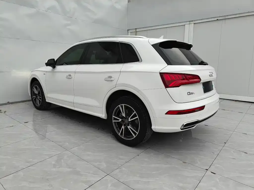 Audi Q5L 2021 из CN, фото 2