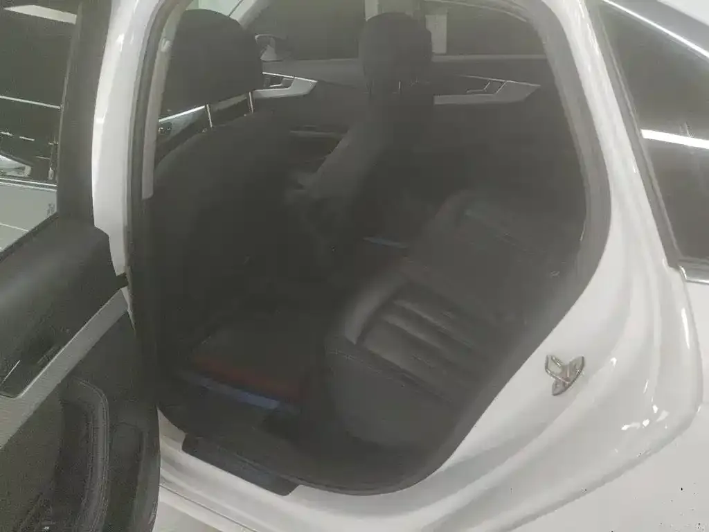 Audi A4L 2021 из CN, фото 4