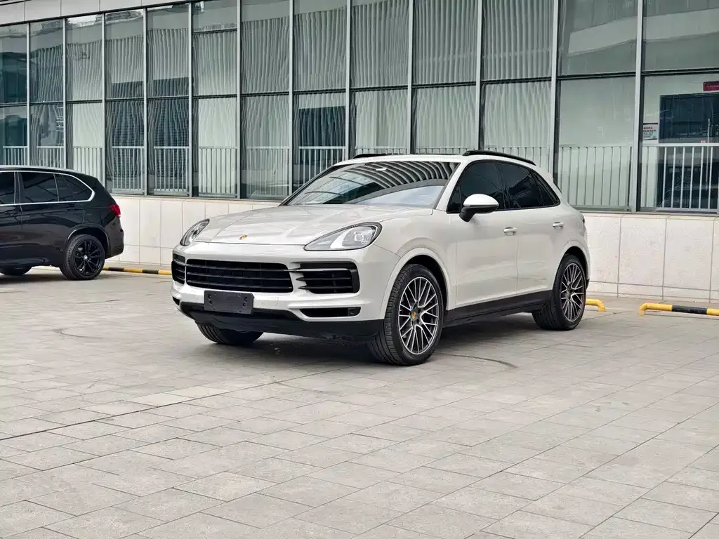 Porsche Cayenne — фото 1