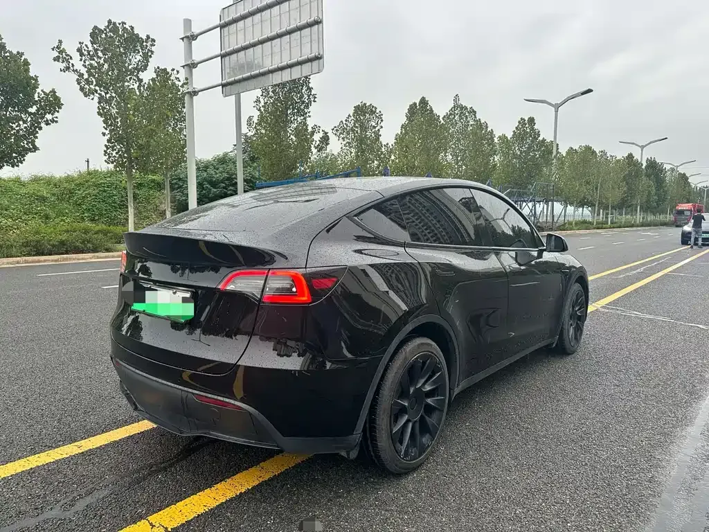 Tesla Model Y — фото 9