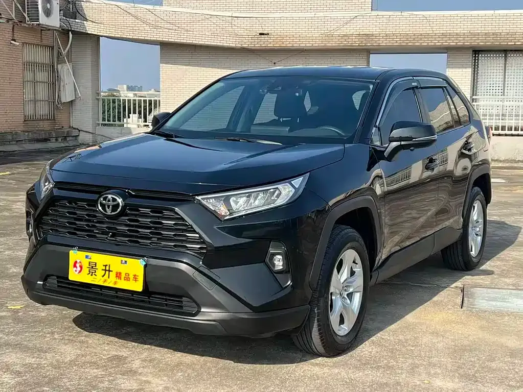 Toyota RAV4 — фото 1