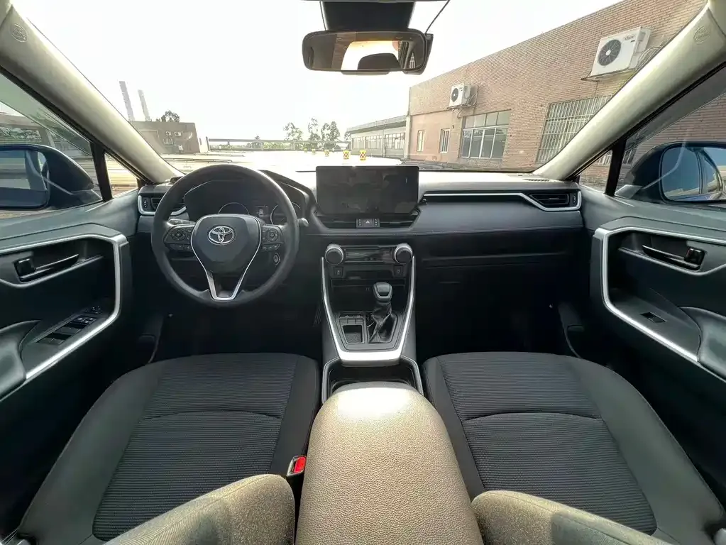 Toyota RAV4 — фото 7