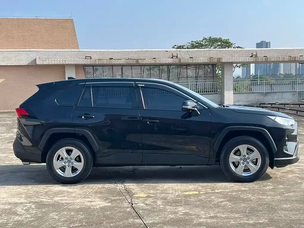Toyota RAV4 — фото 9