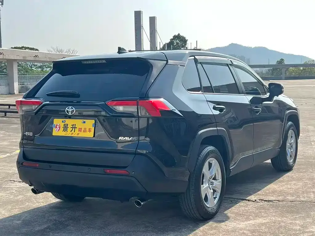 Toyota RAV4 — фото 6