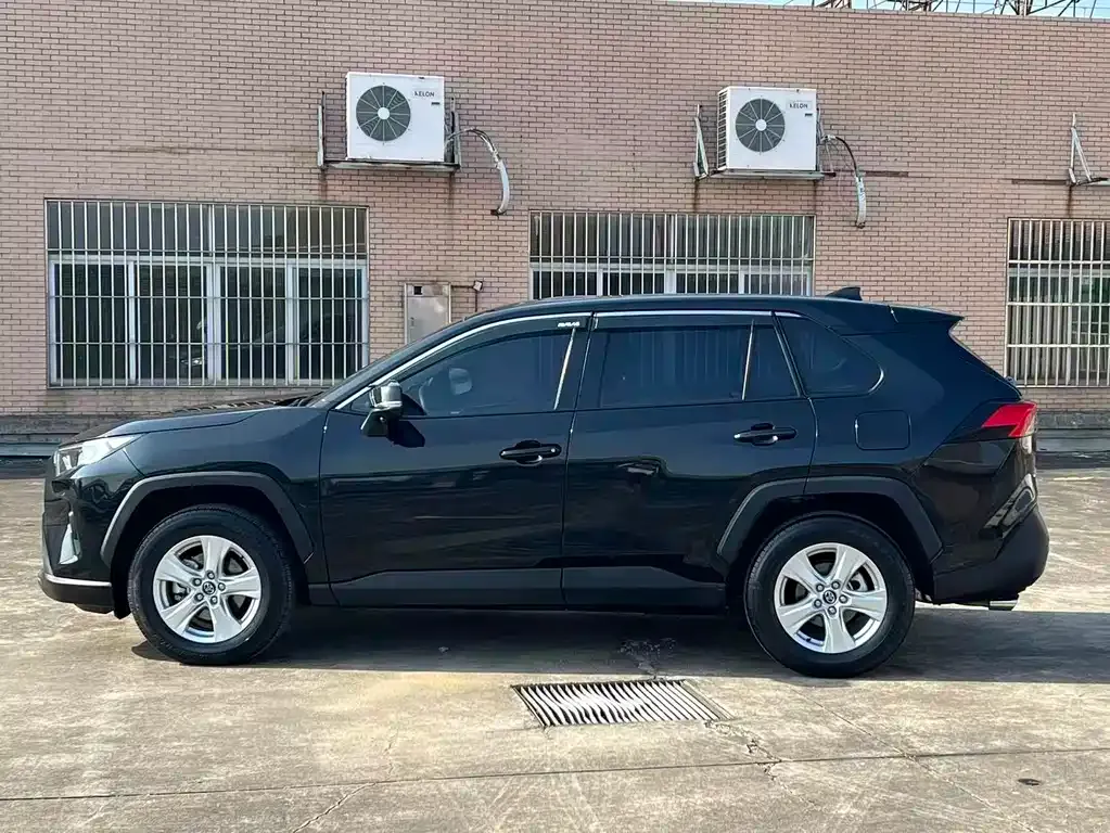 Toyota RAV4 — фото 10