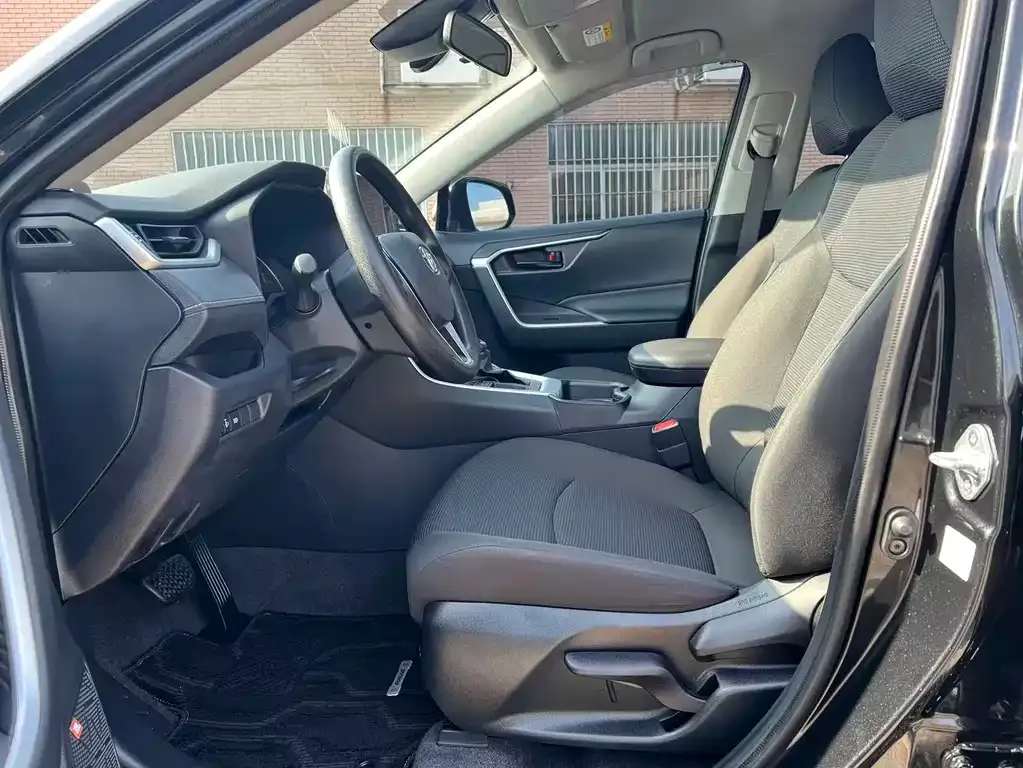 Toyota RAV4 — фото 2