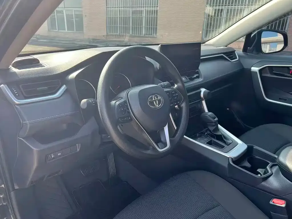 Toyota RAV4 — фото 3