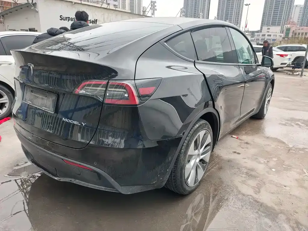Tesla Model Y — фото 4