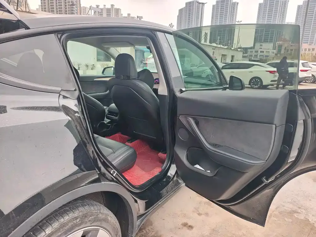 Tesla Model Y — фото 8