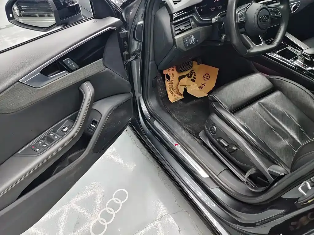 Audi A4L 2023 из CN, фото 3