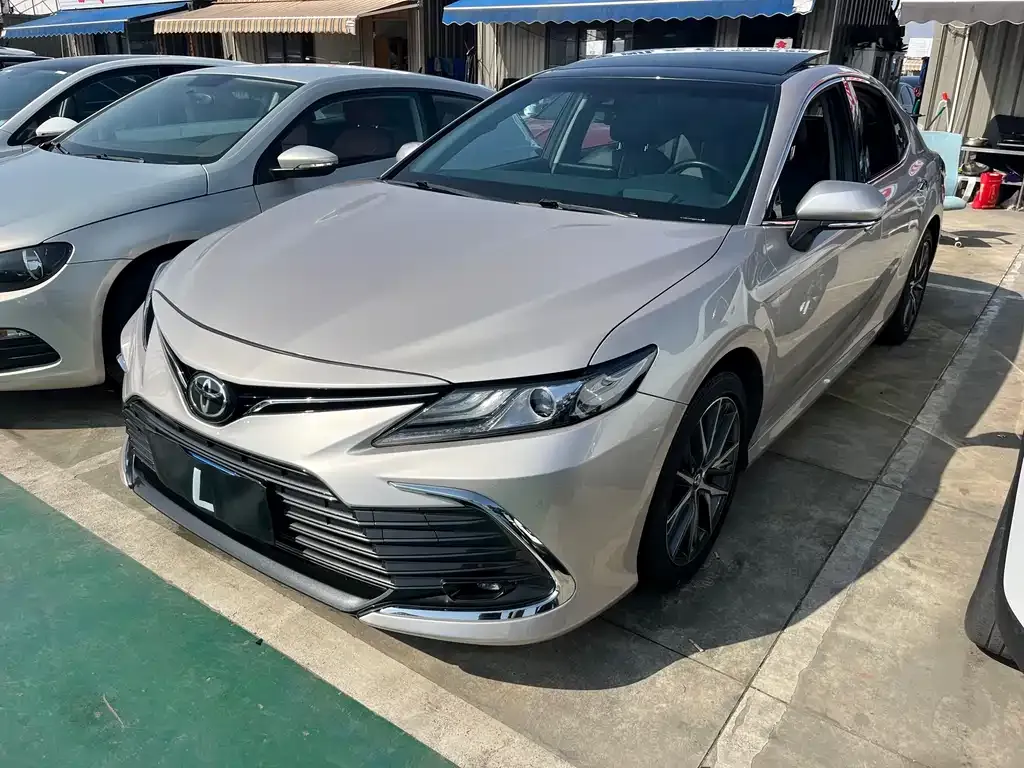 Toyota Camry — фото 1