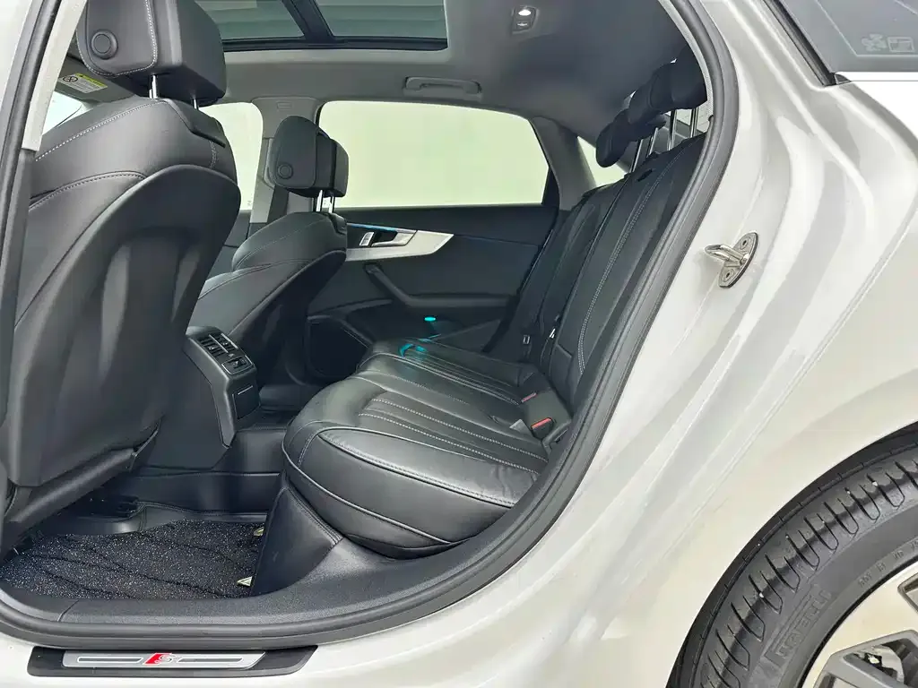 Audi A4L 2023 из CN, фото 3