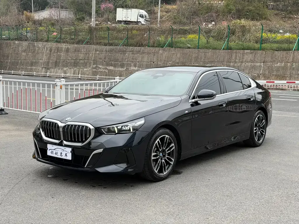 BMW 5 Series — фото 1
