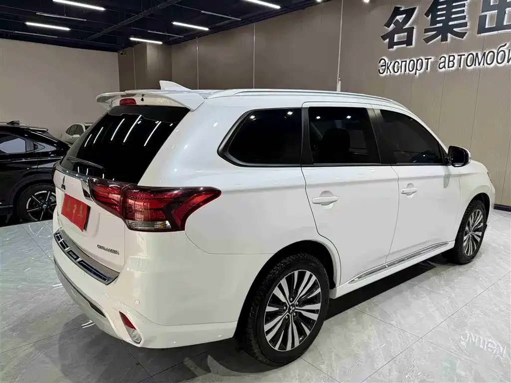 Mitsubishi Outlander — фото 7