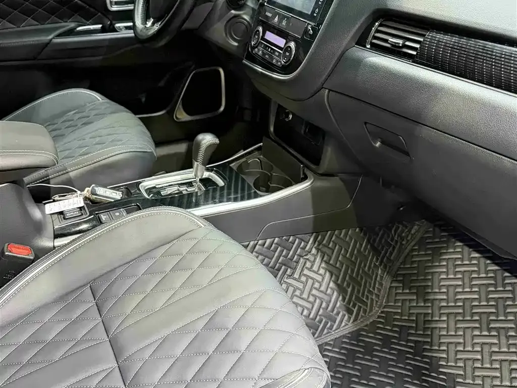 Mitsubishi Outlander — фото 10