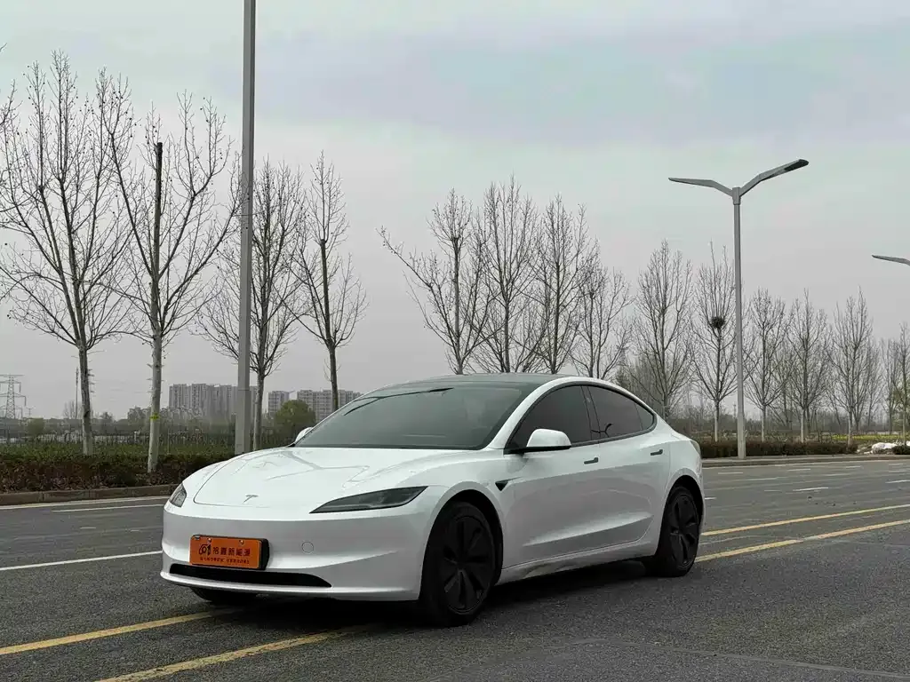 Tesla Model 3 — фото 1