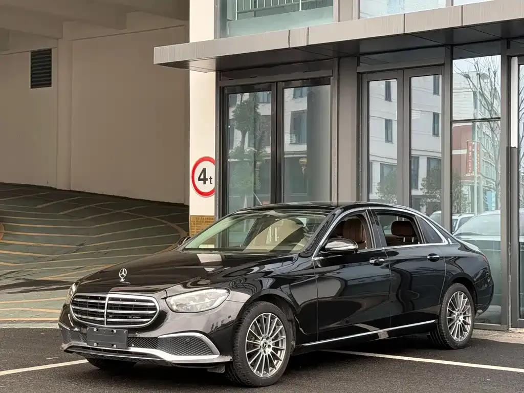 Mercedes-Benz E-Class — фото 1