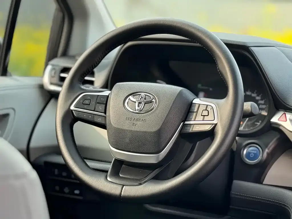 Toyota Granvia — фото 9