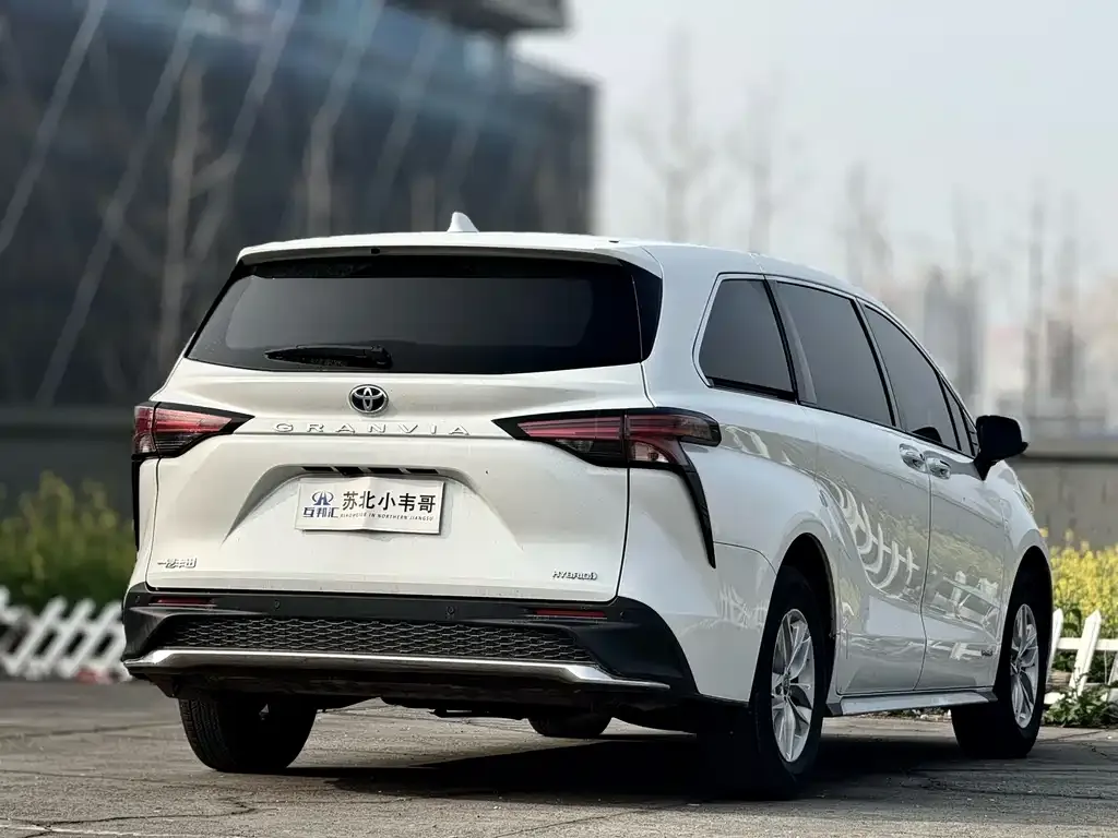 Toyota Granvia — фото 10