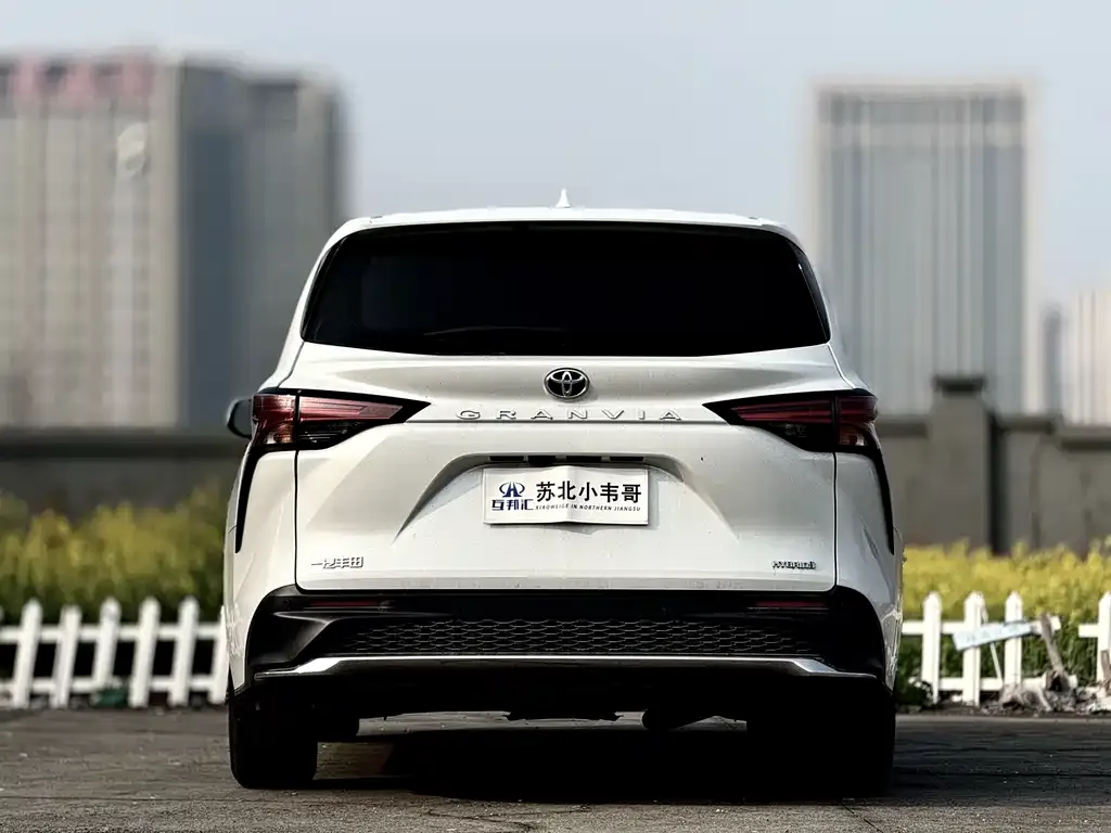 Toyota Granvia — фото 2