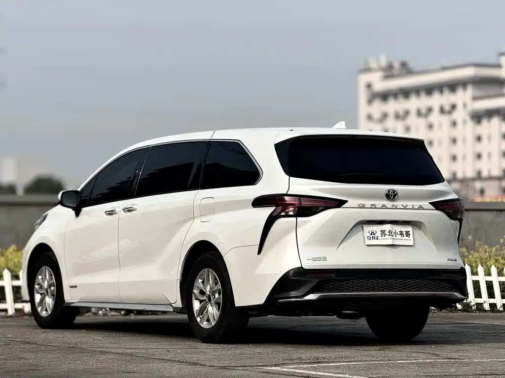 Toyota Granvia — фото 6