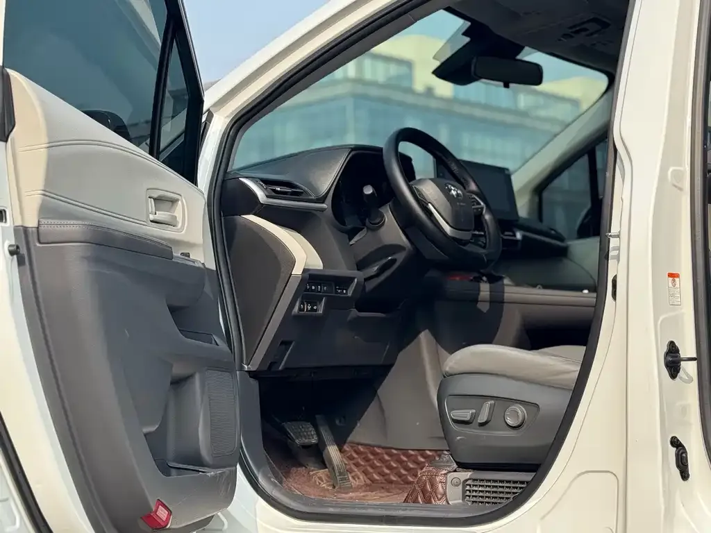 Toyota Granvia — фото 5