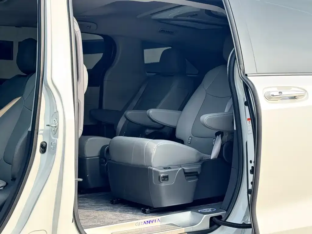 Toyota Granvia — фото 7