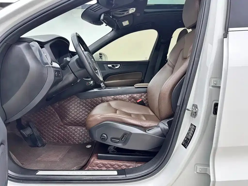 Volvo XC60 2021 из CN, фото 8