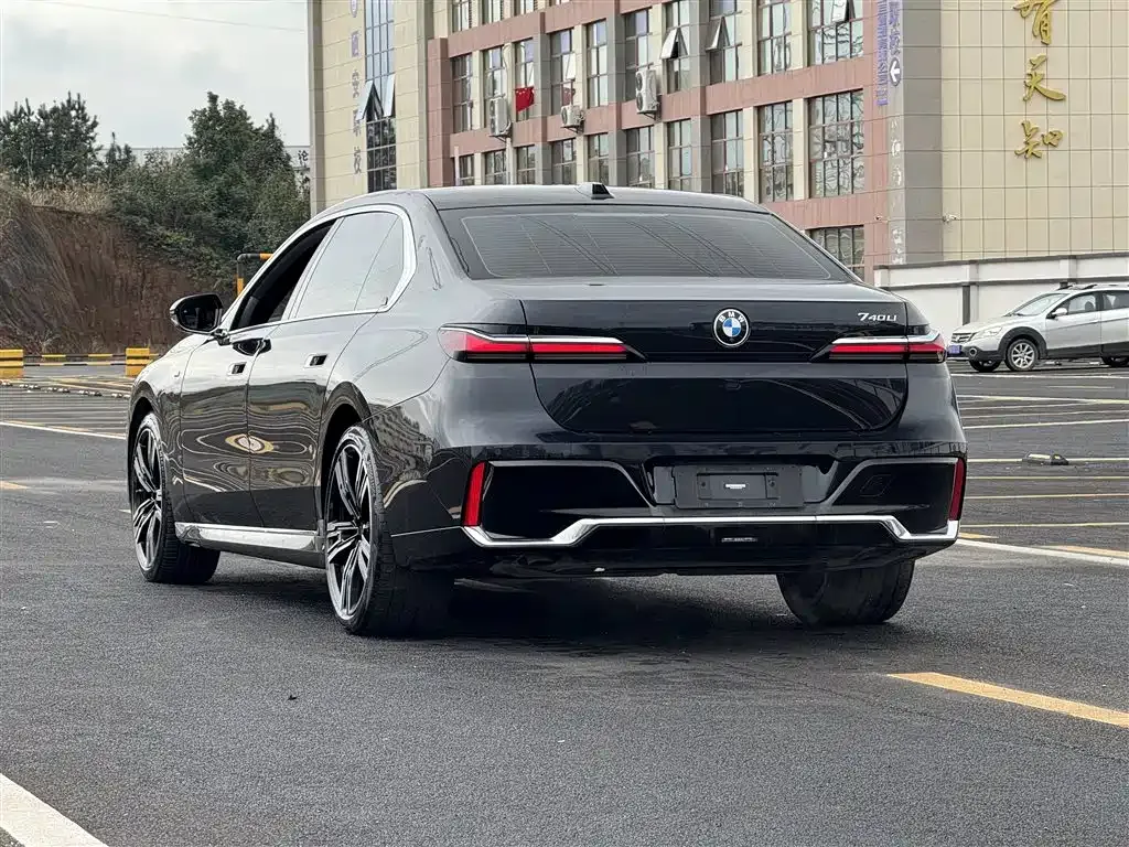 BMW 7 Series — фото 9