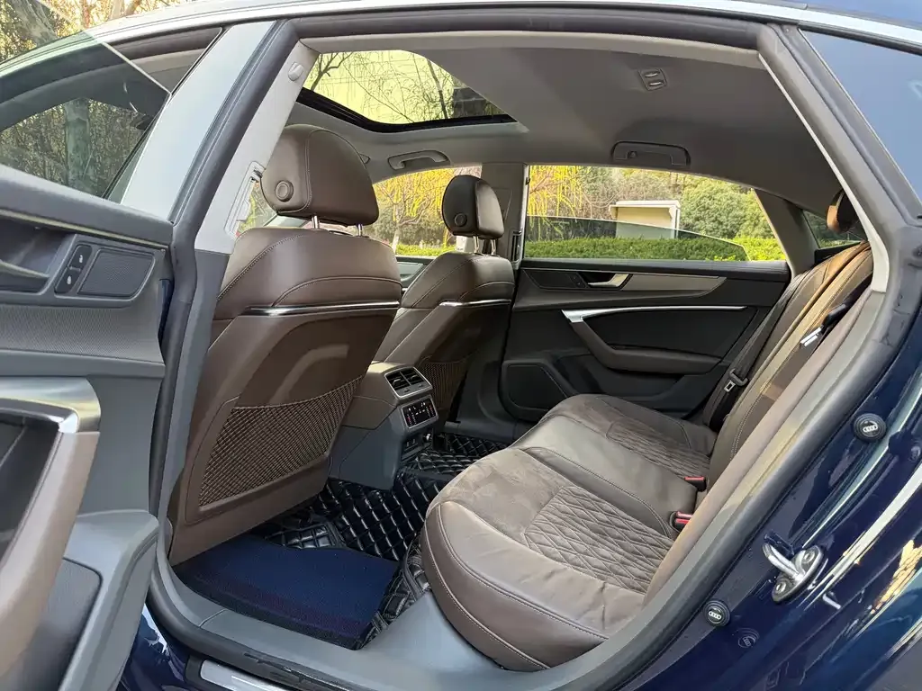 Audi A7L 2024 из CN, фото 2