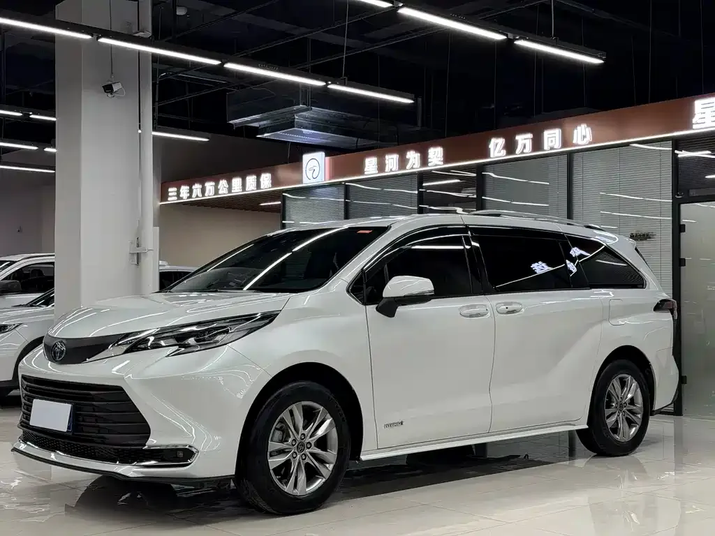 Toyota Sienna — фото 1