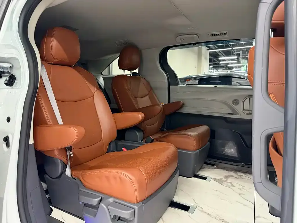 Toyota Sienna — фото 4