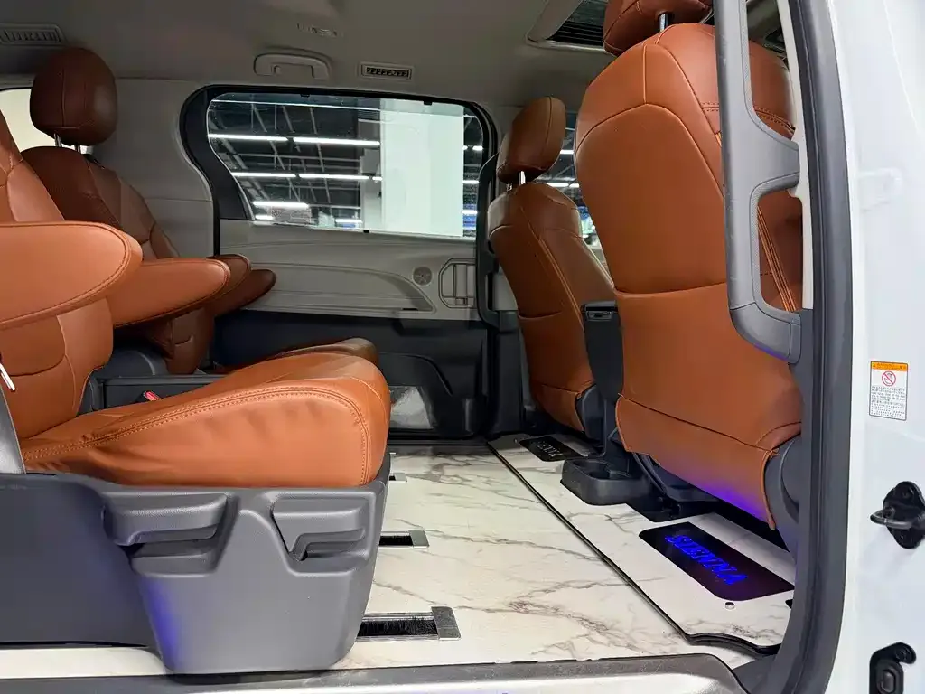 Toyota Sienna — фото 3