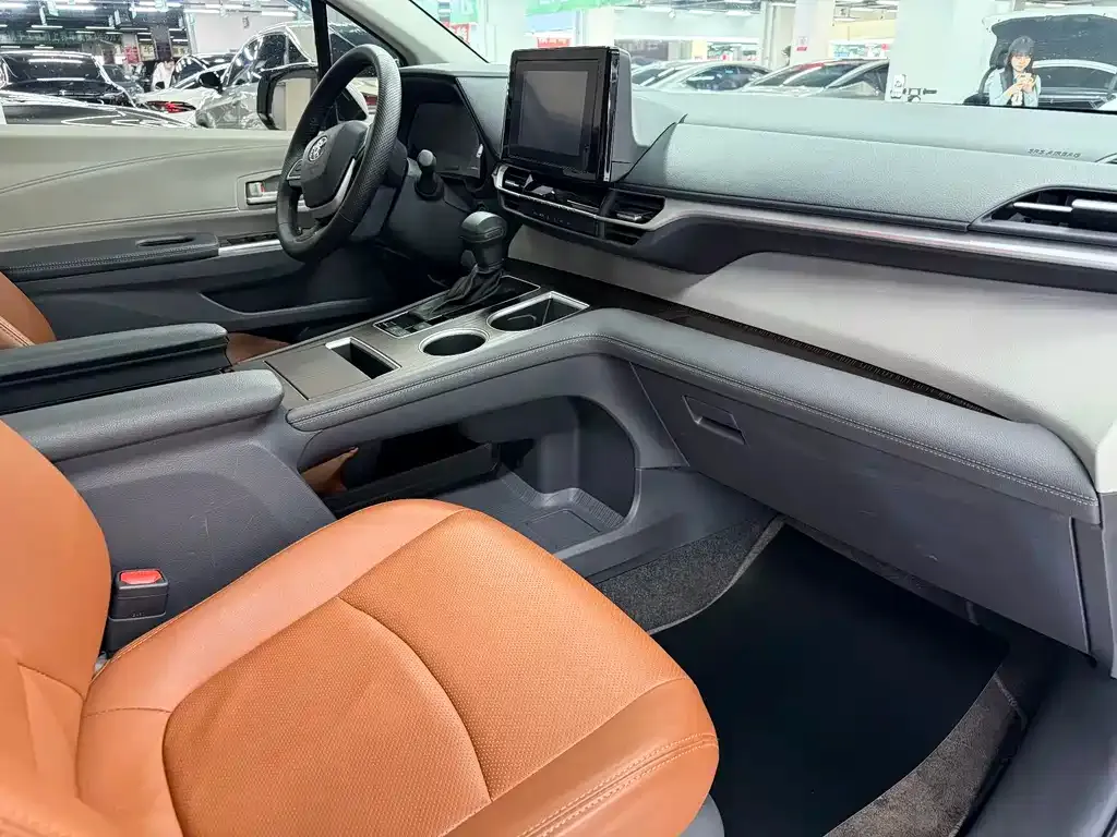Toyota Sienna — фото 8