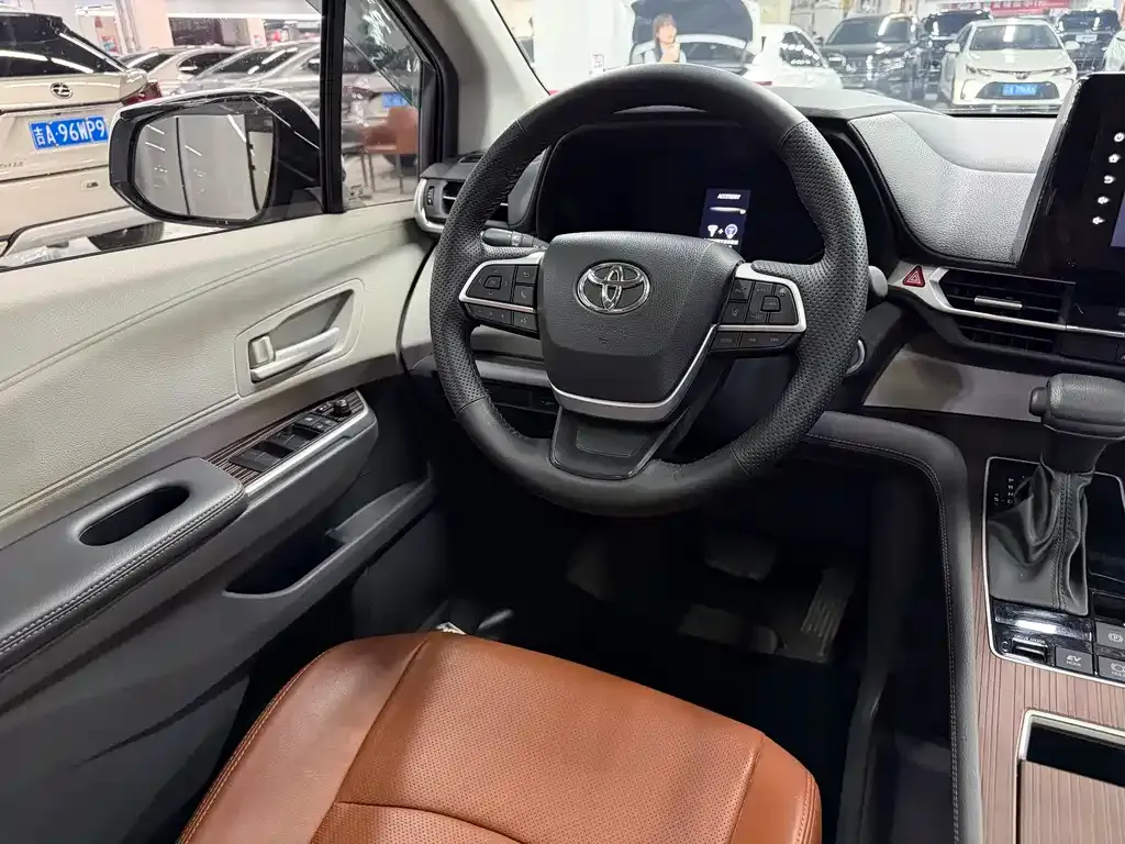 Toyota Sienna — фото 7