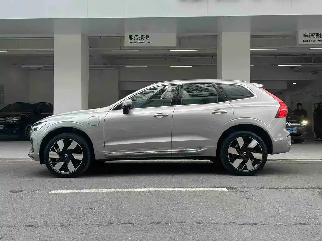 Volvo XC60 PHEV — фото 8