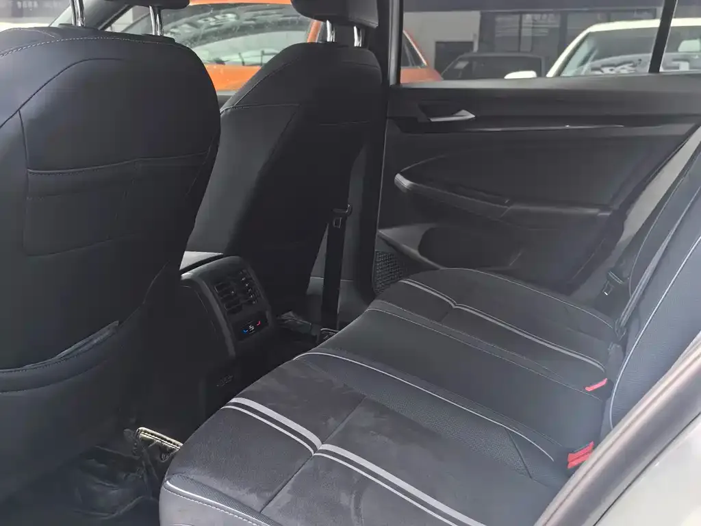 Volkswagen Golf 2023 из CN, фото 3