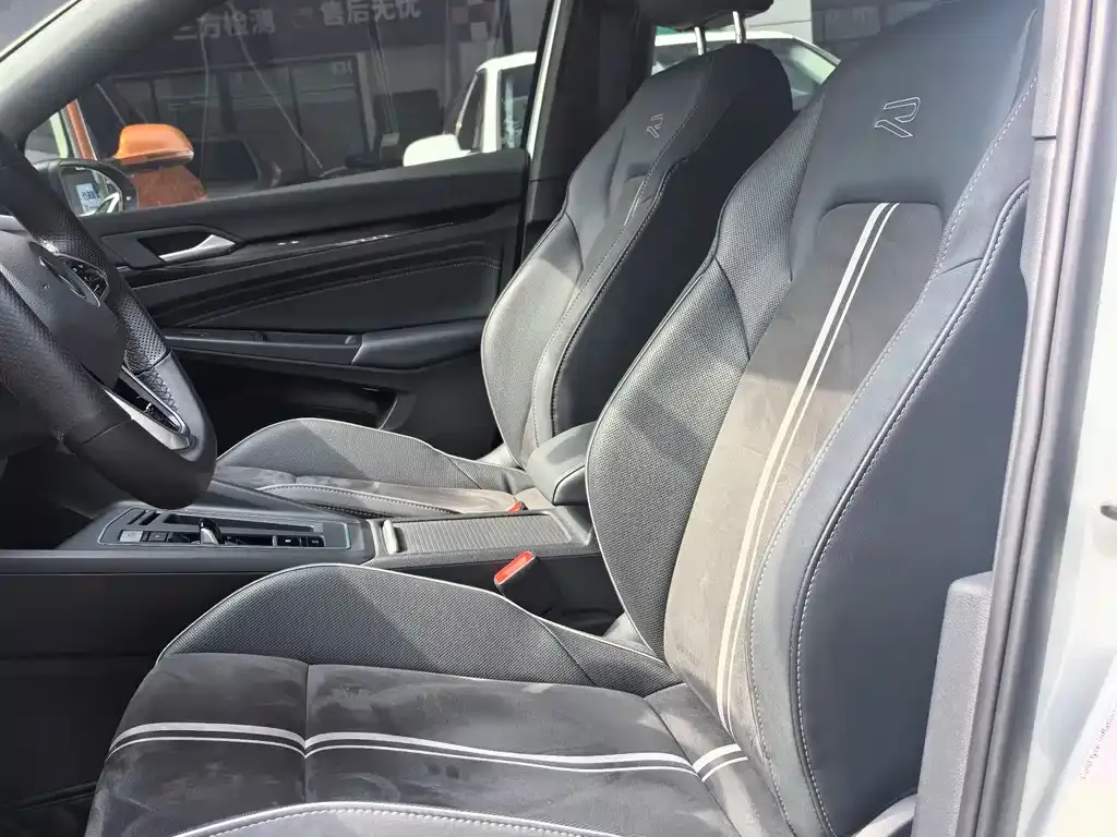 Volkswagen Golf 2023 из CN, фото 8