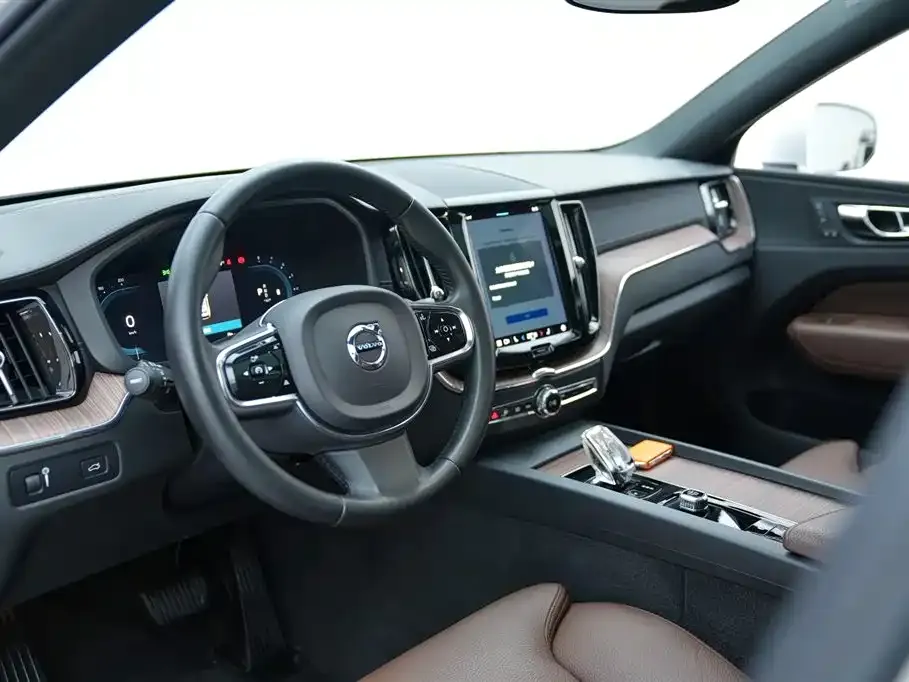 Volvo XC60 — фото 10